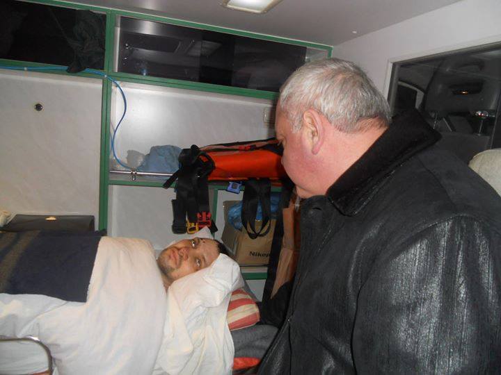 Медики, рискуя жизнью, вывезли из Донецка тяжелораненого бойца АТО: фотофакт