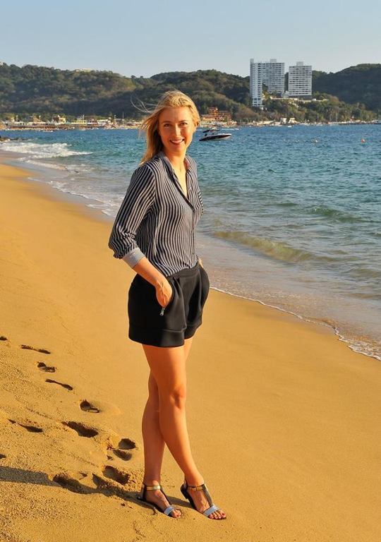 Мария Шарапова снялась в яркой фотосессии: пляжные фото
