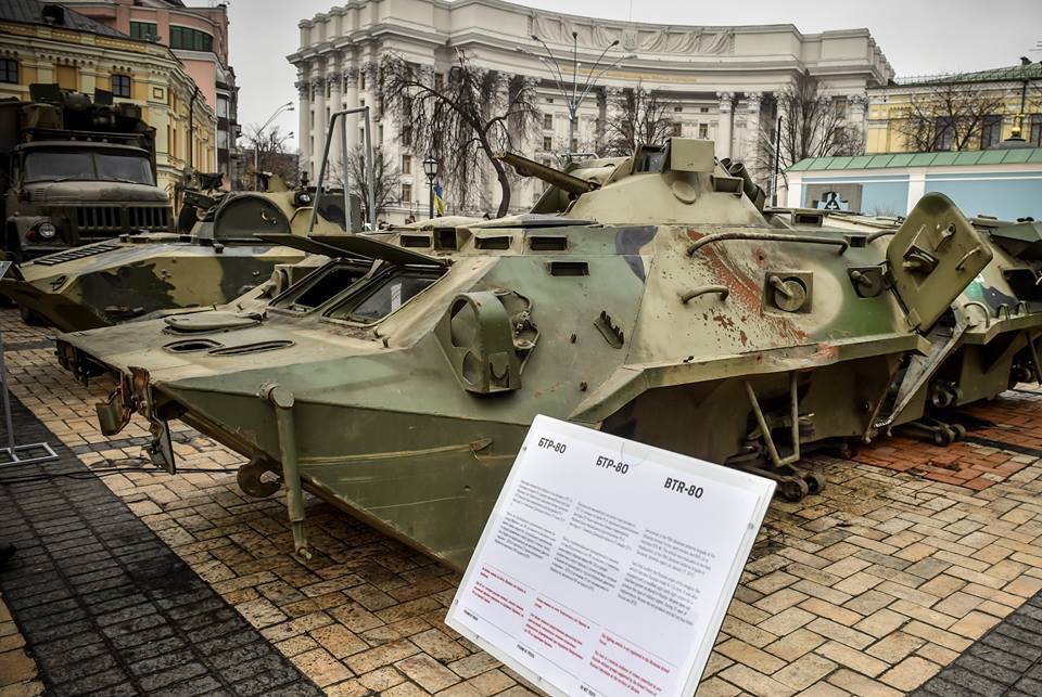 Порошенко показал иностранным гостям доказательства российской агрессии в Украине: фотофакт