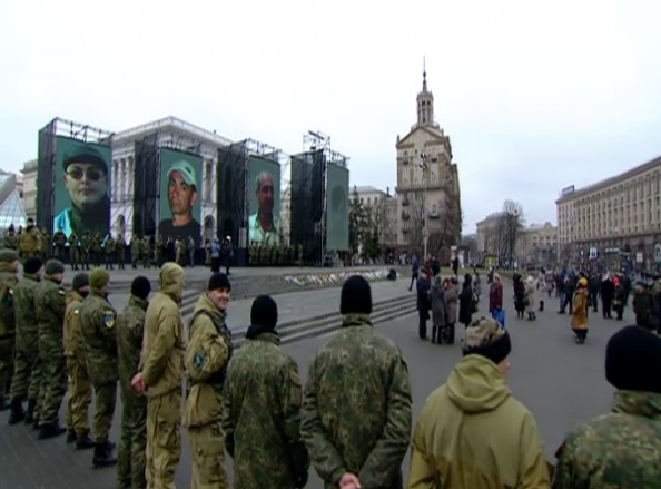 Возле памятника Героям Небесной Сотни прошел молебен: опубликованы фото