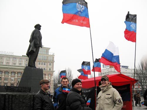 Открыто, в центре города. "ДНР" создали еще в 2009 году: фотодоказательства и документ