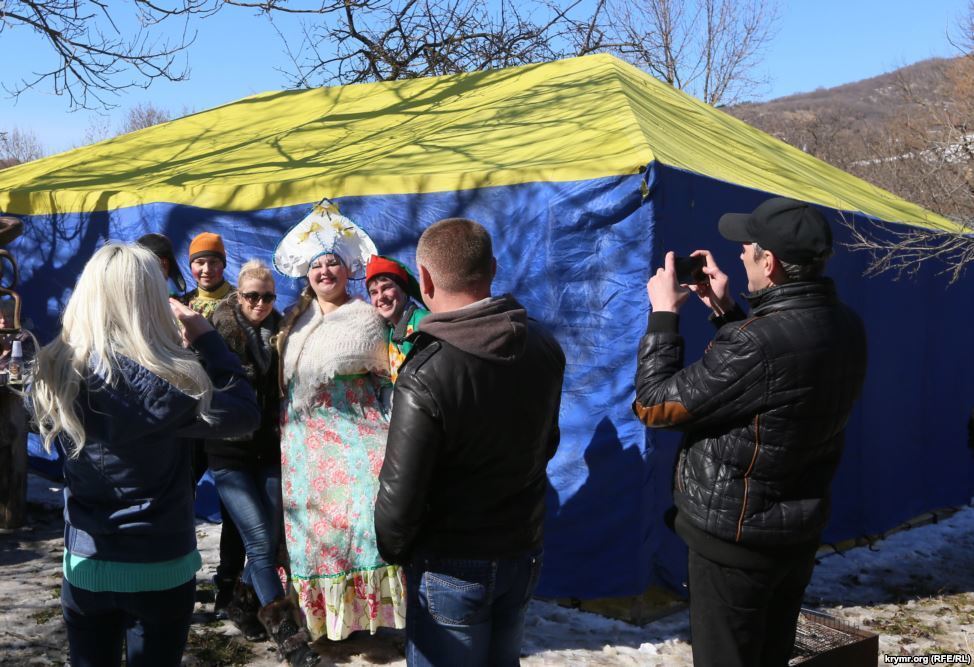 Аннексированная Масленица. В Крыму ели "блинный триколор" и плясали в кокошниках. Фото