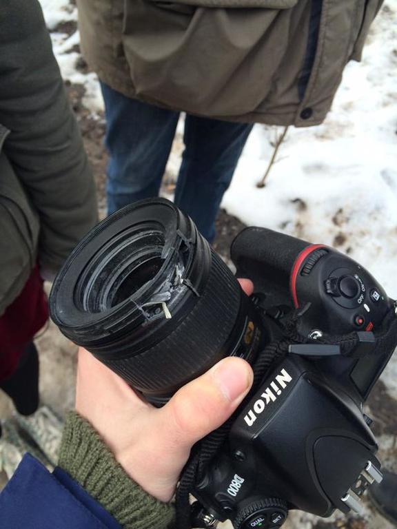 В Харькове фотоаппарат спас журналиста от осколка: фотофакт