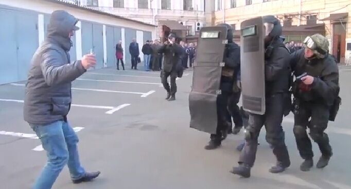 Киев охраняют три бронегруппы: опубликовано видео их тренировок