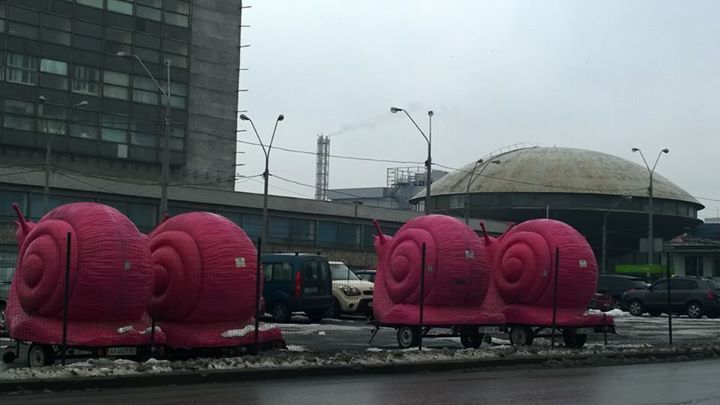 Киевляне обнаружили парковку "розовых улиток": фотофакт