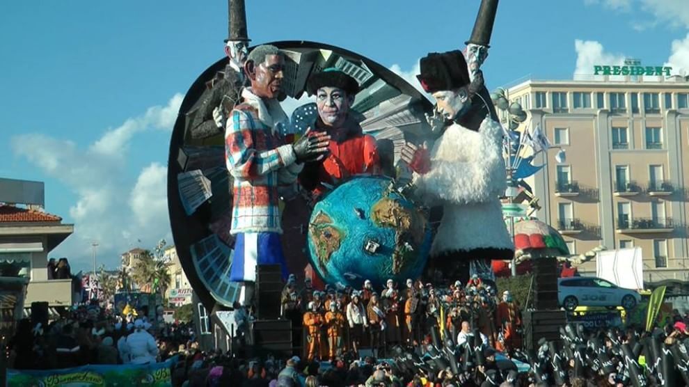 Политическая сатира по-итальянски: карнавал в Виареджо порадовал веселыми куклами мировых лидеров 