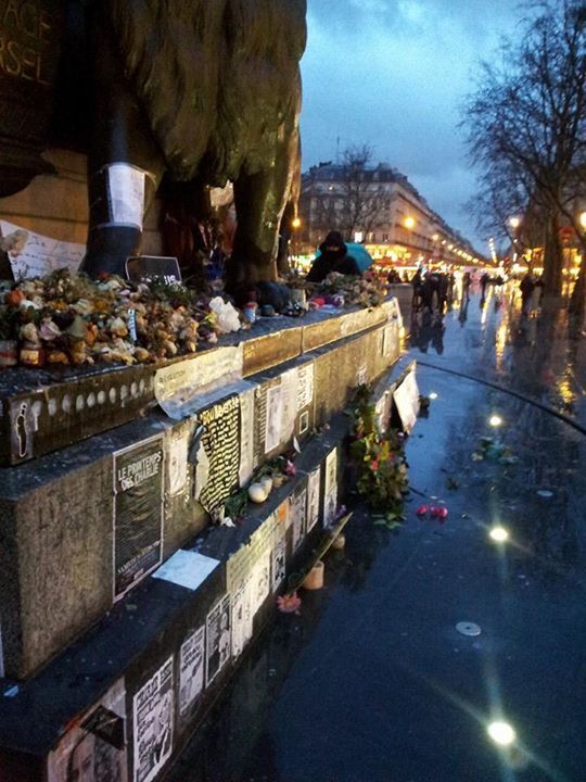 В Париже разрушили мемориал в память о жертвах теракта Charlie Hebdo. Фотофакт