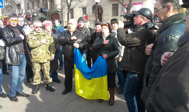 Сотни харьковчан принесли цветы и свечи к месту теракта: опубликованы фото