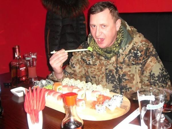 В Луганске боевики объедаются суши, а голодные пенсионеры с 5 утра занимают очередь за похлебкой