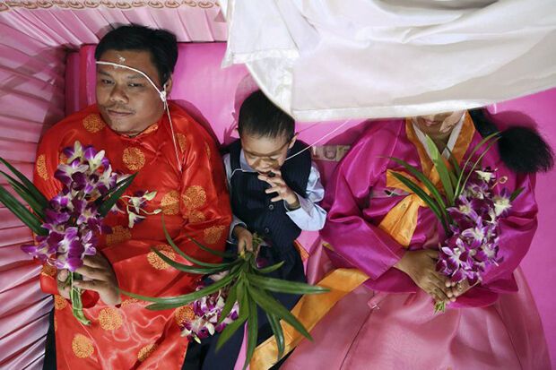 В Таиланде монах венчал молодоженов в... гробу