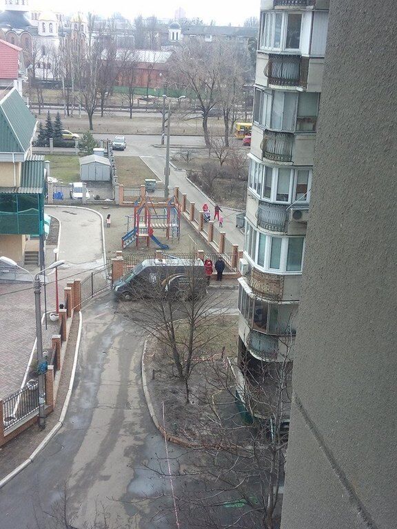 У Києві біля багатоповерхівок невідомі розлили 1,5 кг ртуті