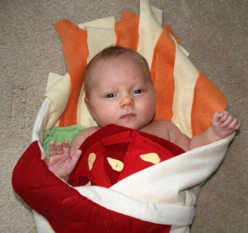 Дизайнер создает одеяла, превращающие малышей в очаровательные буррито