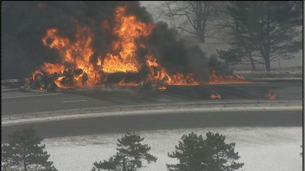 На шоссе в США перевернулся бензовоз с 30 тыс. литров горючего: фото и видео пожара
