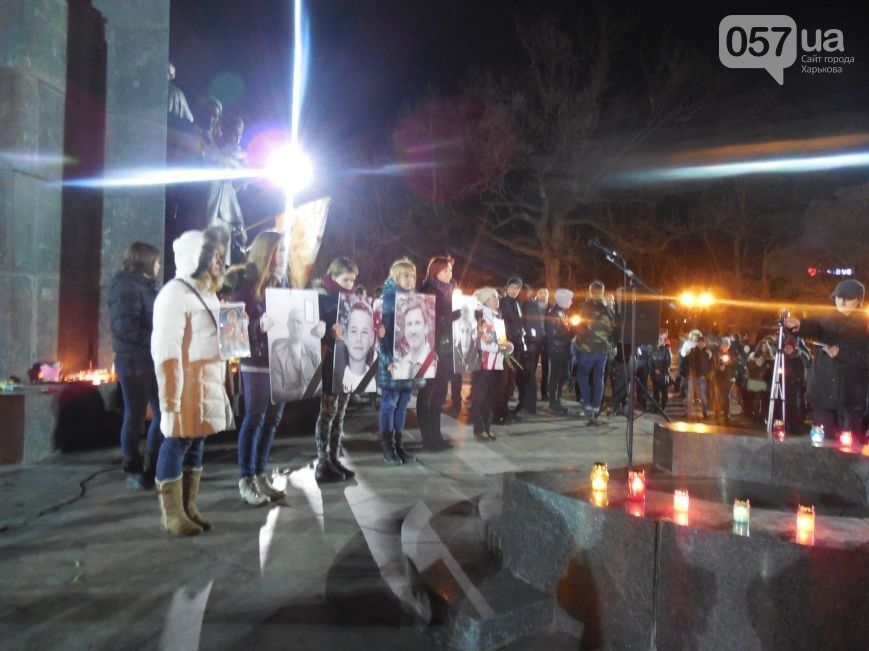 В Харькове со слезами на глазах почтили память жертв теракта. Опубликованы фото и видео