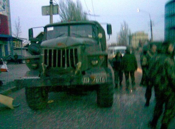 В центре Донецка "Урал" с пьяными террористами протаранил маршрутку: опубликованы фото