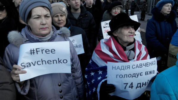 Под посольством России в Киеве нарисовали граффити в поддержку Савченко: фотофакт