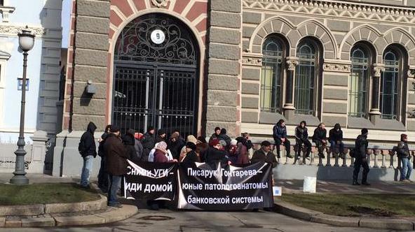 К зданию Нацбанка принесли шины: пикетчики требуют отставки Гонтаревой