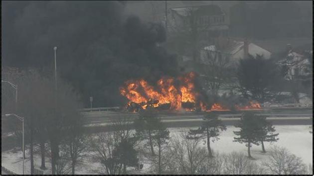 На шоссе в США перевернулся бензовоз с 30 тыс. литров горючего: фото и видео пожара