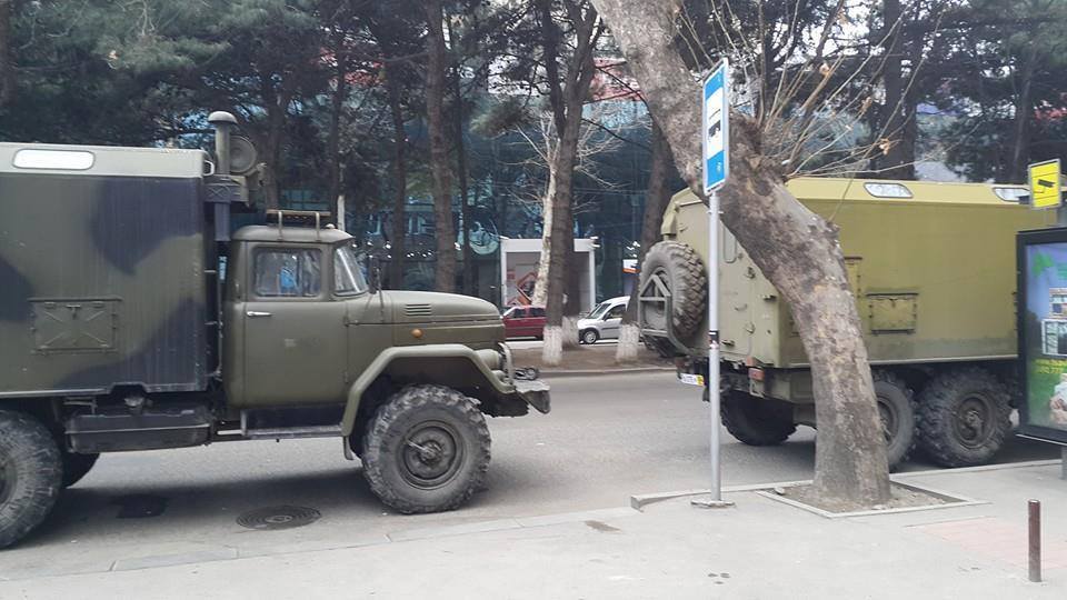 Російські військові вантажівки засікли в центрі Тбілісі: опубліковано фото