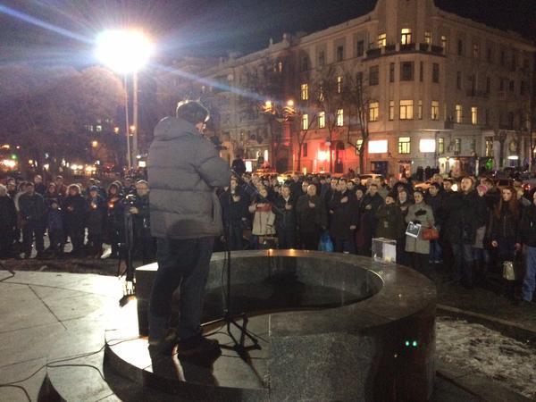 В Харькове со слезами на глазах почтили память жертв теракта. Опубликованы фото и видео