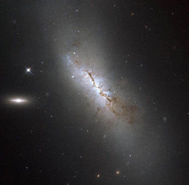 Телескоп Хаббл заснял "невидимую" галактику с перемычкой