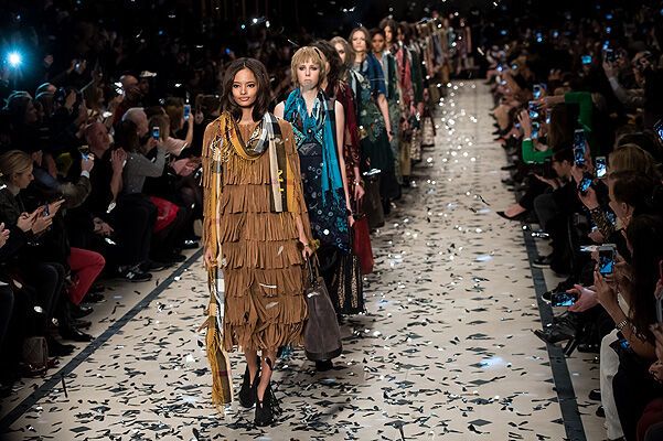 Показ Burberry Prorsum: бахрома и стиль 70-ых возвращаются