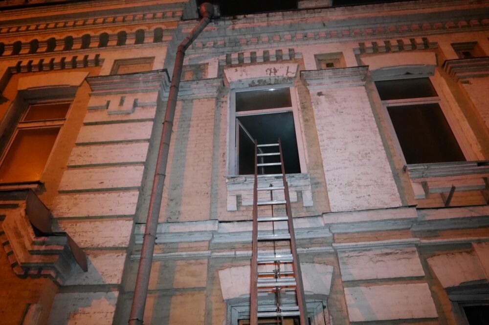 В Киеве у кинотеатра "Киевская Русь" пылал дом, есть жертва: фото и видео с места событий