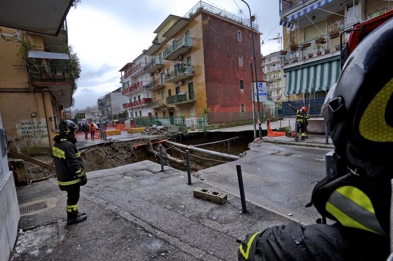У Неаполі через гігантський провал евакуювали сотні людей: фото і відеофакт