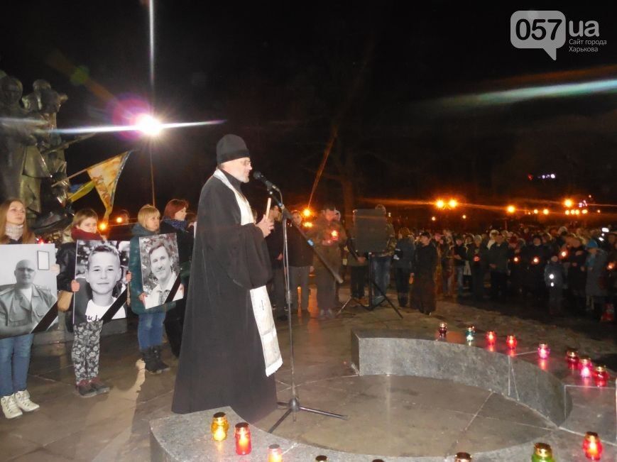 В Харькове со слезами на глазах почтили память жертв теракта. Опубликованы фото и видео