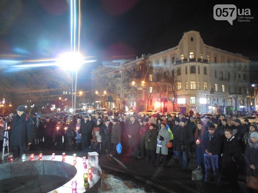 В Харькове со слезами на глазах почтили память жертв теракта. Опубликованы фото и видео