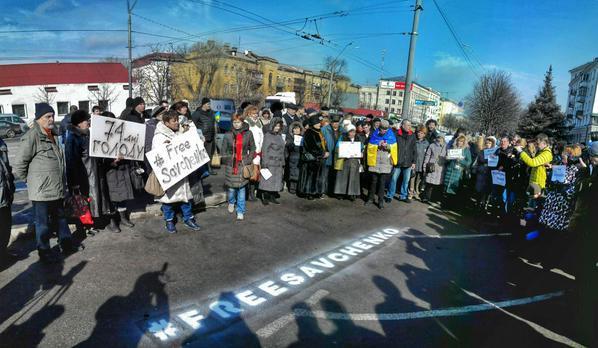 Под посольством России в Киеве нарисовали граффити в поддержку Савченко: фотофакт