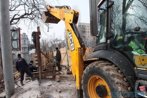 В Киеве "реставраторы" полностью снесли старинный забор ботсада