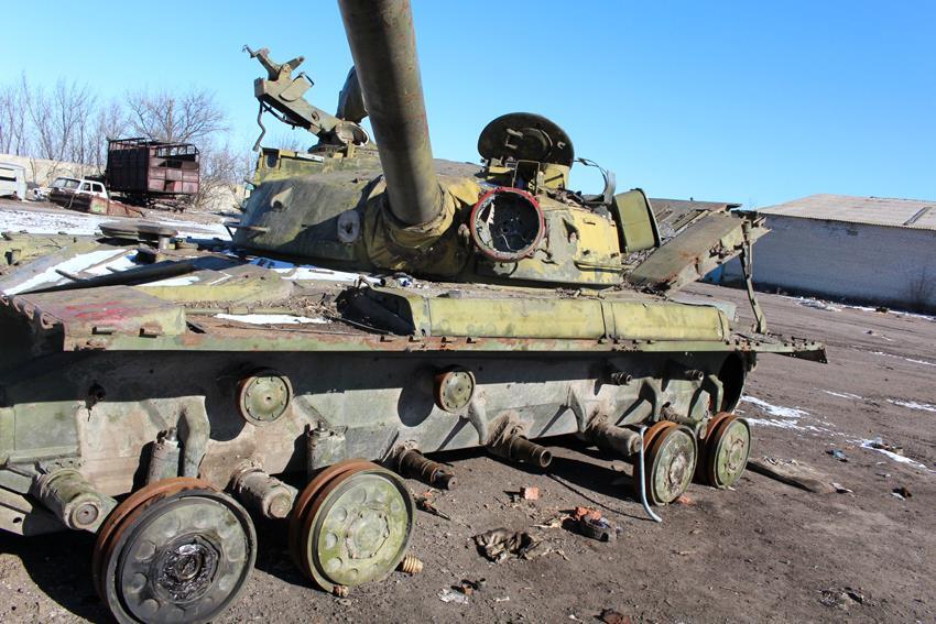 В штабе АТО показали, что делают с захваченными российскими танками и БМП: фото техники