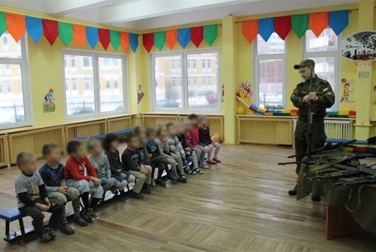 В детсаду Петербурга устроили "день ополченца", раздав детям оружие: фотофакт
