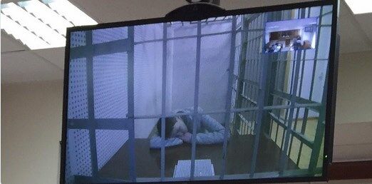 Савченко с трудом участвует в судилище в режиме видеоконференции, лежит и не может встать: фотофакт
