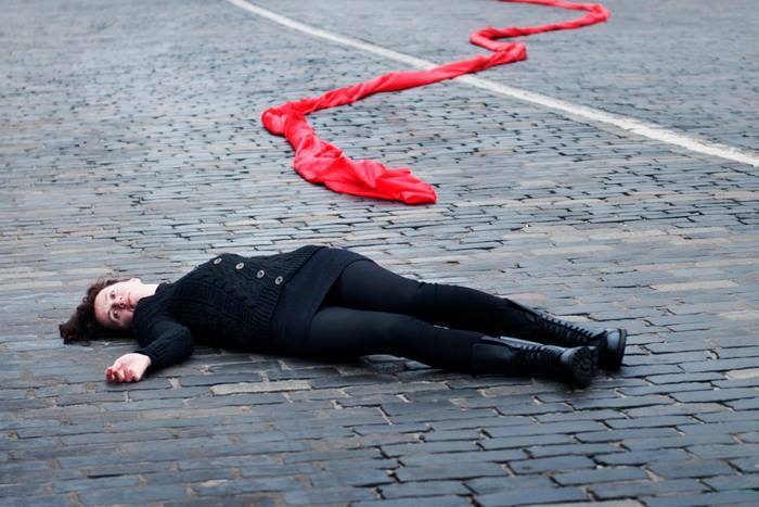 Обмотанная красной тканью художница скатилась по Институтской: видео перформанса