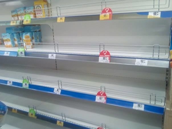 Появились фото полупустых прилавков из супермаркета в Днепропетровске 