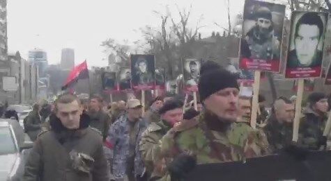 Участники "Марша правых" под МВД: сегодняшний марш мы пока проводим мирно