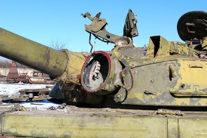 У штабі АТО показали, що роблять із захопленими російськими танками і БМП: фото техніки
