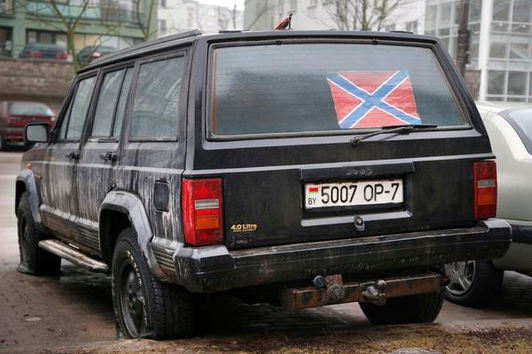 В Минске белорусы прокололи колеса джипу с флагом "Новороссии": фотофакт