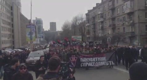 Участники "Марша правых" под МВД: сегодняшний марш мы пока проводим мирно