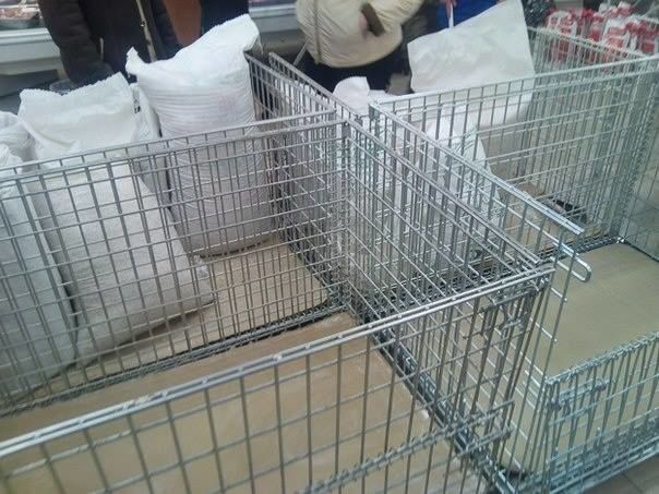 З'явилися фото напівпорожніх прилавків із супермаркету в Дніпропетровську