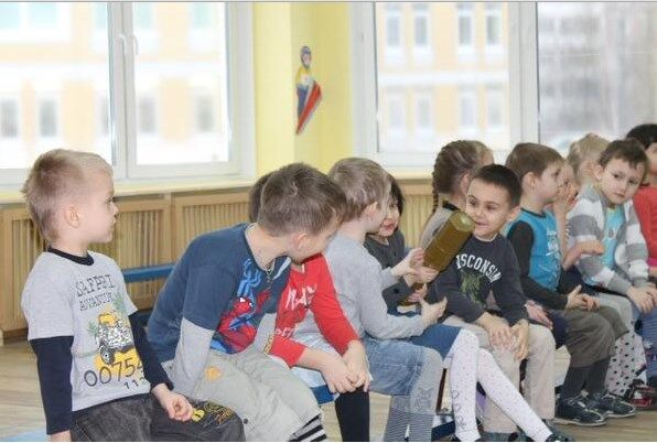 В детсаду Петербурга устроили "день ополченца", раздав детям оружие: фотофакт