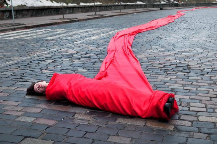 Обмотанная красной тканью художница скатилась по Институтской: видео перформанса