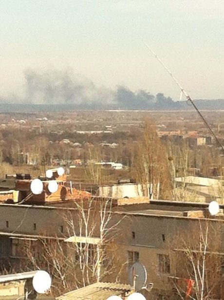 Жители Славянска сообщили об огромном столбе дыма недалеко от города: фотофакт