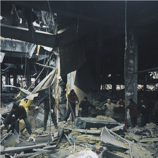 Террористы заставляют пленных "киборгов" разбирать руины донецкого аэропорта: опубликованы фото