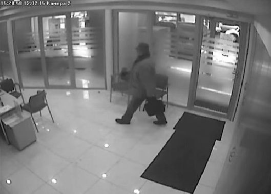 В Киеве разыскивают "конфетного" грабителя банков: опубликовано видео с камер наблюдения