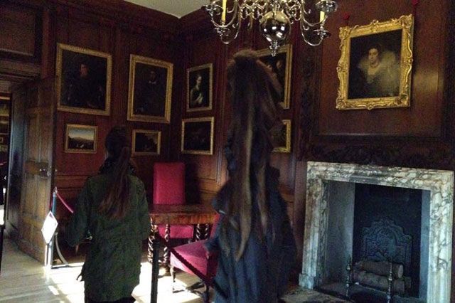 Школьница сняла на iPhone призрака в дворце Лондона: фотофакт