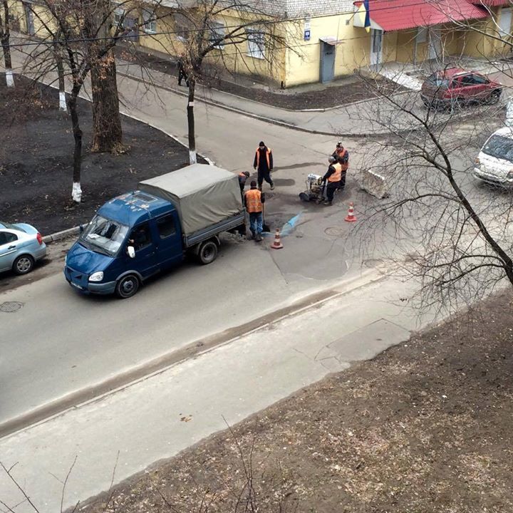 В Киеве водитель добился ремонта ямы с помощью... краски: опубликованы фото
