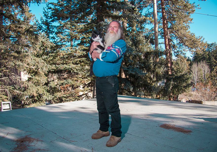 Фоторепортаж: одинокие мужчины и их котики